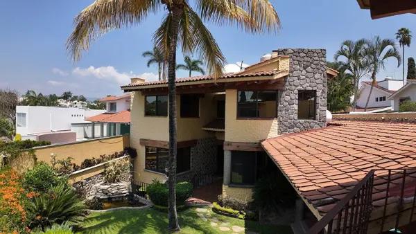 Casa en Club de Golf Tabachines | Residencia Renovada con Alberca Techada, Jacuzzi, Amplios Espacios