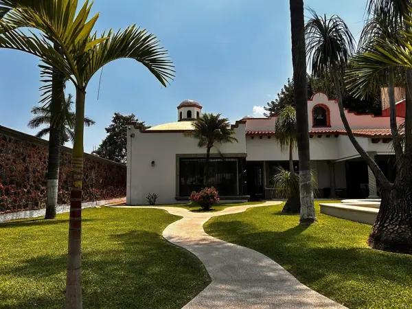CASA DE UN PISO CON ALBERCA JARDIN EN JARDINES DE  CUERNAVACA CERCA DE RIO MAYO