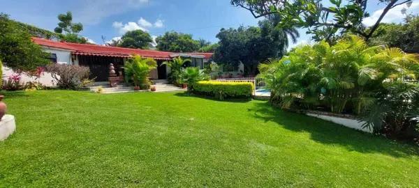 Casa en Fraccionamiento Lomas de Cuernavaca | Residencia con Bungalow, Alberca y Gran Terreno