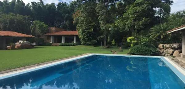 Casa en Los Apantles | Estilo Colonial, Amplio Jardín, Alberca y Bungalow Casa en Los Apantles | Estilo Colonial, Amplio Jardín, Alberca y Bungalow