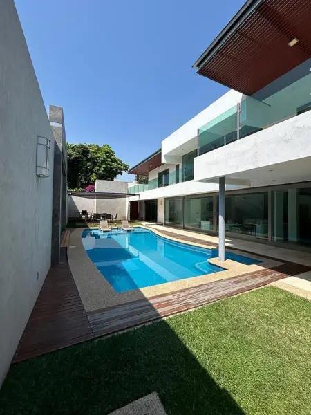 Casa en Acapantzingo | Residencia de Diseño Contemporáneo con Alberca y Doble Altura