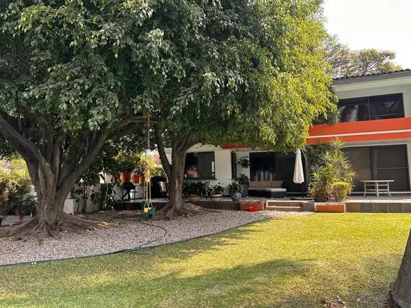 Casa en condominio, con doble seguridad 24/7, en Lomas de Cuernavaca, con cancha de tenis