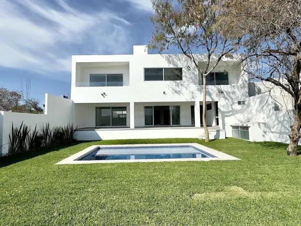 Casa En Burgos | 5 Recámaras, Techos Altos, Alberca y Espacios Amplios