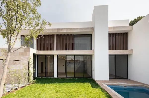CASA EN PAR VIAL