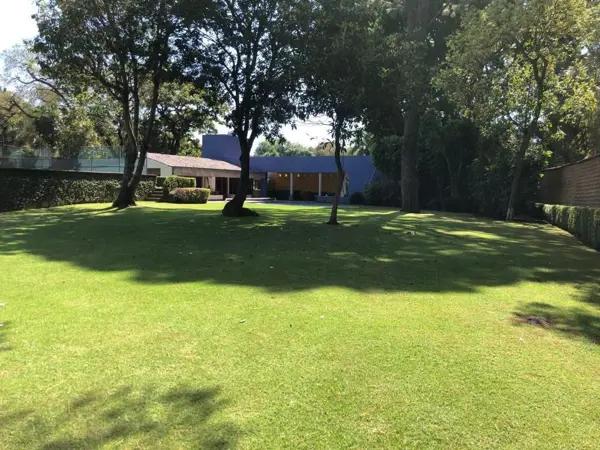 Casa en Rancho Cortés | Residencia Estilo Barragán con Cancha de Tenis, Alberca y Gran Jardín