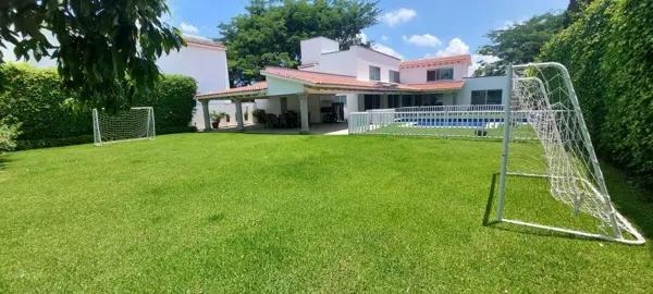 Casa en Kloster Sumiya | 1,100 m² de Terreno, Alberca y Amplios Jardines