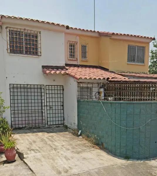VENDO CASA EN CERCA DE LA ENTRADA AL FRACCIONAMIENTO
