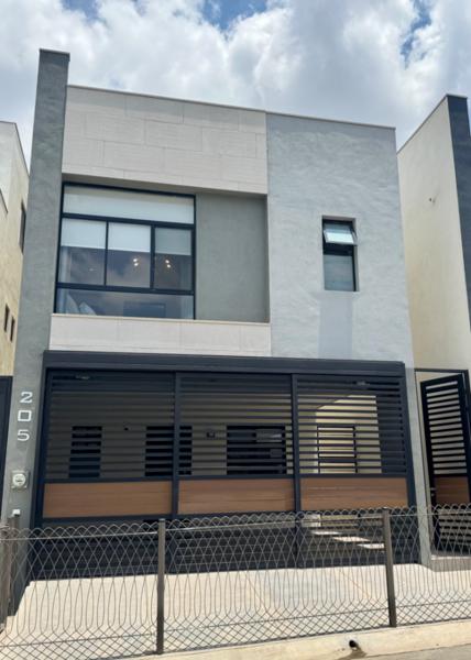 Casa en Venta en Fraccionamiento Privado en Cumbres García. Estrénala.