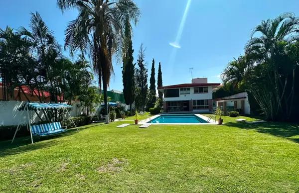 Casa en Lomas de Cuernavaca | Amplios Jardines, Alberca Privada y Exclusiva Residencia