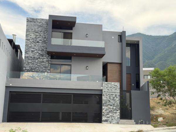 Casa en venta en Bosques de las Misiones Sector Encino. Terraza, vistas, elevador