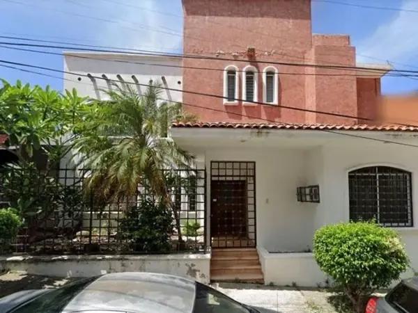 Venta de Casa en Acapulco de Juárez: Espaciosa con accesibilidad y ubicación privilegiada