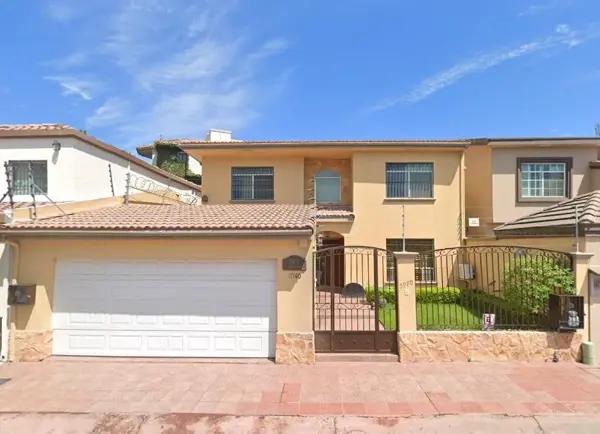 Venta de Casa en Jardines de Chapultepec, Tijuana: Espaciosa y Bien Ubicada