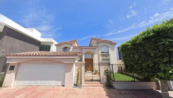 Venta de Casa en Jardines de Chapultepec, Tijuana: Espaciosa y Bien Ubicada