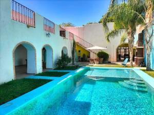 CASA CON ALBERCA EN PARRAS, A UNAS CUADRAS DE PLAZA PRINCIPAL .