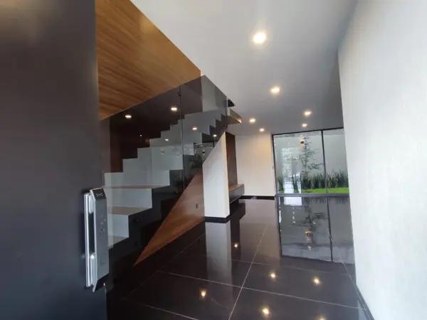 Casa Independiente en Venta en Altozano, Morelia con Jardín y Piscina