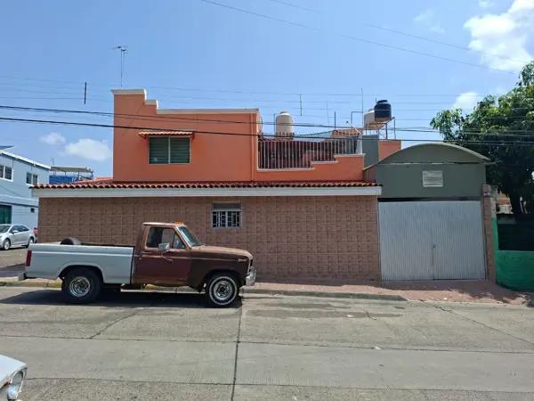 Casa en Venta en Santa Elena Alcalde Poniente, Guadalajara: Espaciosa y Bien Ubicada