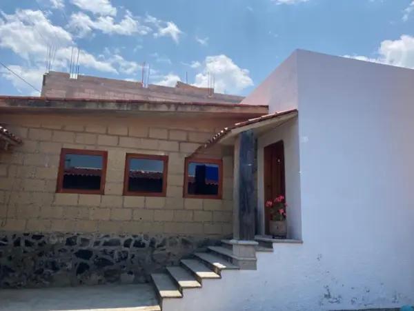 Casa en venta en San Juan, Xalatlaco: Amplia propiedad residencial con jardín y terraza