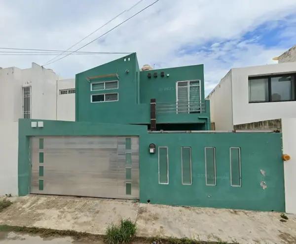 Casa en Venta en El Carmelo, Campeche: Espaciosa y Céntrica