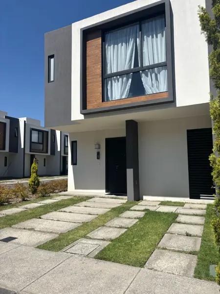 Casa en Renta semiamueblada – Áurea