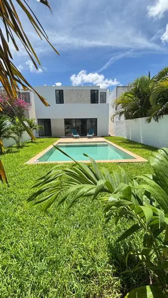 VENTA DE CASA EN PRIVADA EN MÉRIDA. 3 recámaras,3 baños,alberca