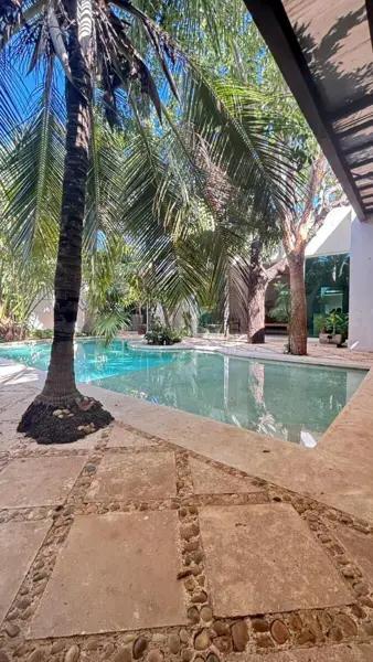 Residencia en esquina con piscina central y paneles solares en Montes de Amé