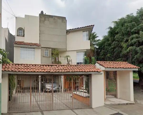 Venta de Casa en Ciudad Satélite, Naucalpan de Juárez, México con 5 recámaras