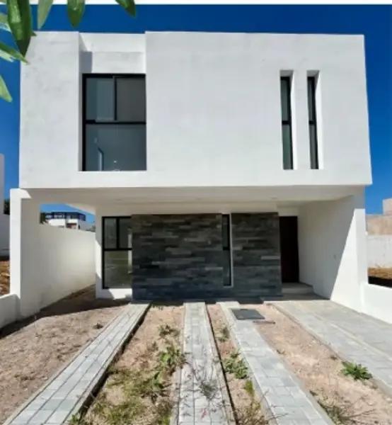 Casa en Venta en Juriquilla, Querétaro: Amplia Residencia en Zona Exclusiva
