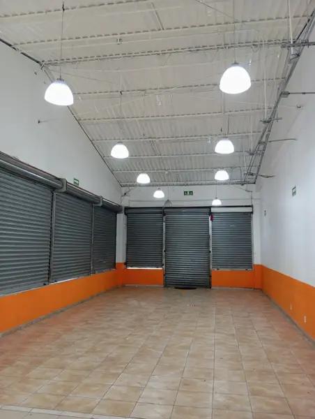 Se Renta Local en Av. Sor Juana, Tlalnepantla Centro en Esquina con doble altura frente al SAT