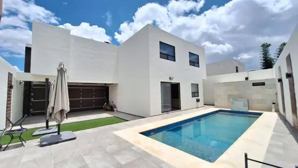 Residencia en renta con alberca y fracc privado en Arteaga