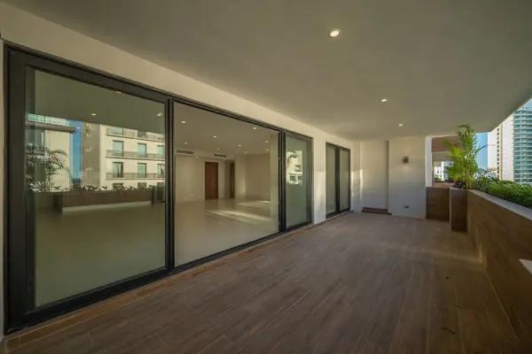 Se vende departamento con terraza en Puerto Cancún.