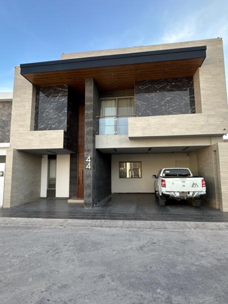 Hermosa casa de oportunidad en primera línea de Viñedos en venta