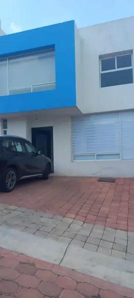 FRACC. VISTA AZUL A UNOS PASOS DE TEC MILENIO CERCA DEL LIBRAMIENTO SUR PONIENTE  CASA DE 4 RECAMARA