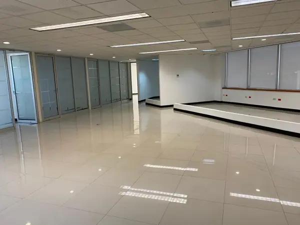 Oficina en Renta en Valle Del Campestre de 445 m2, con 7 privados y 9 cajones de estacionamiento.