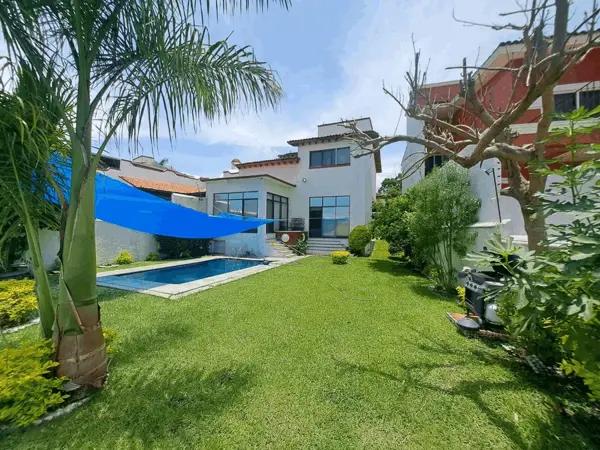 CASA SOLA EN FRACC CERRADO CON VIGILANCIA. 4 RECAMARAS, ALBERCA, JARDIN, CANCHA USOS MULTIPLES