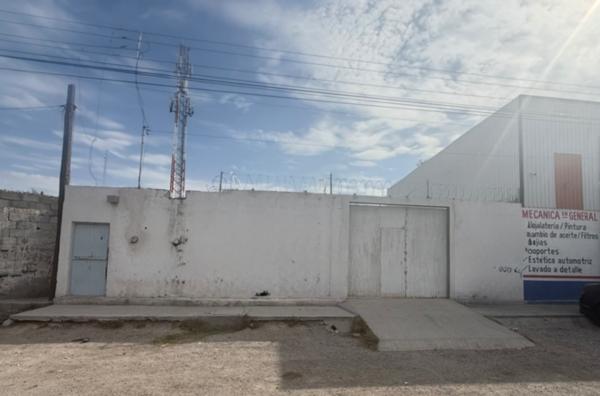 Terreno bardeado con oficinas y baños