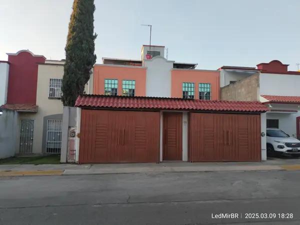 Casa en Venta en Paseos del Río, Emiliano Zapata, Morelos: Seguridad y Confort