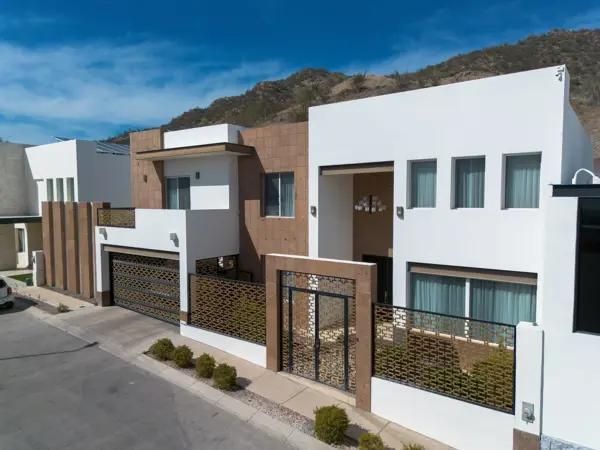 Casa en Venta en La Rioja Norte, Hermosillo: Amplia Residencia con Alberca y Jardín en Zona Norte