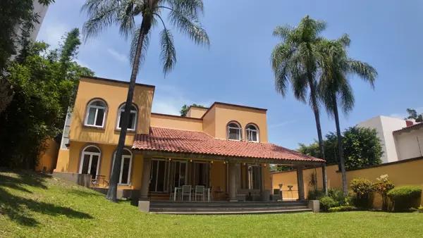 Casa en Acapantzingo | Doble Seguridad, Gran Jardín y Elegancia Atemporal
