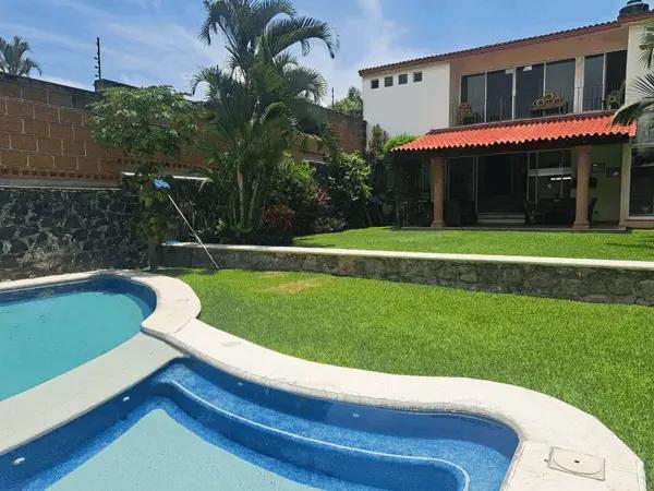 HERMOSA CASA SOLA CON JARDIN, ALBERCA, TERRAZA, 4 RECAMARAS UNA EN PLANTA BAJA, 3 ESTACIONAMIENTOS.