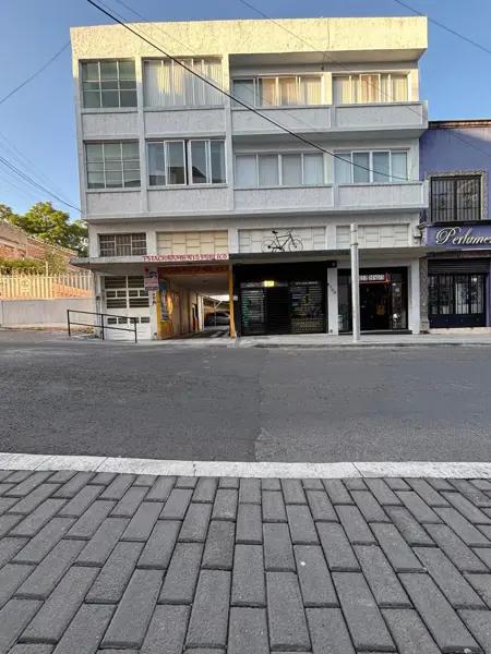 Edificio en Venta en Celaya Centro con 2 Departamentos y 2 Locales