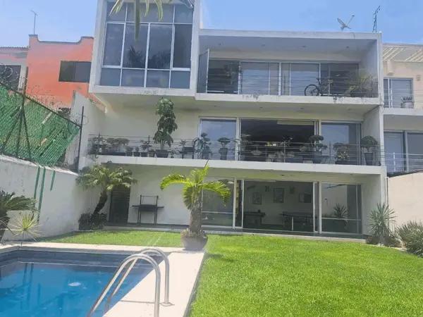 EXCELENTE CASA 3 NIVELES,  3 RECAMARAS, SALON DE JUEGOS, ALBERCA, JARDIN, 3 ESTACIONAMIENTOS, VISTA.