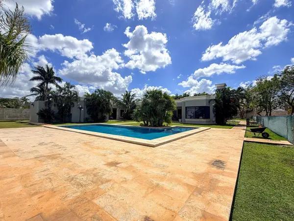 Casa de 1 Planta en Venta  con 4,380m2 de Terreno y Equipada de Lujo  en Dzitya