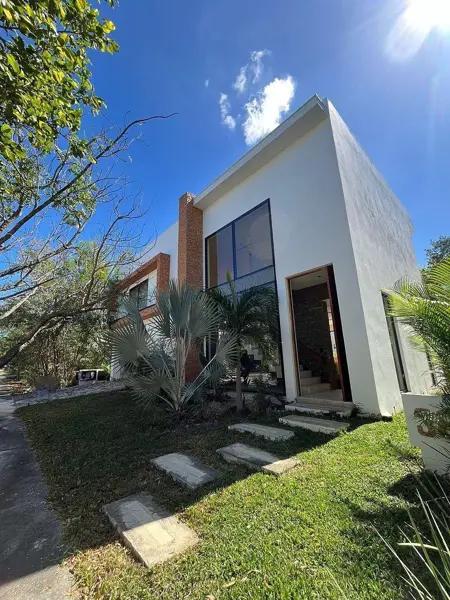 Casa en Venta en Privada Kutz en Yucatán Country Club