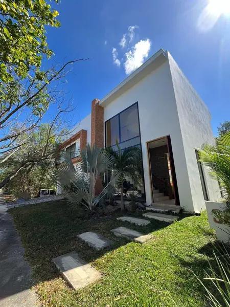 Casa en Venta en Privada Kutz en Yucatán Country Club