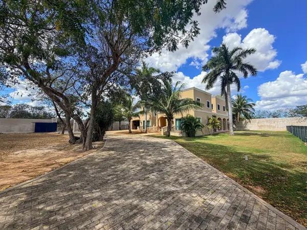 Casa en Venta con 2,000m2 con Elevador y 3 Habitaciones en Dzitya