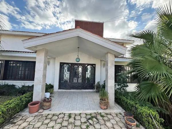 Casa con 4 Recámaras, Amplio Terreno y Piscina en la Col. Juan B. Sosa, Mérida.