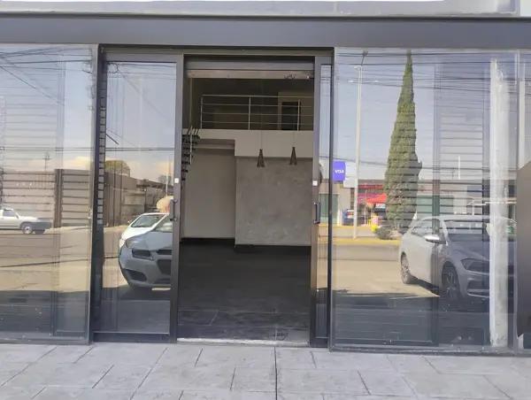 Renta de Local Comercial doble Altura con Tapanco zona UVM