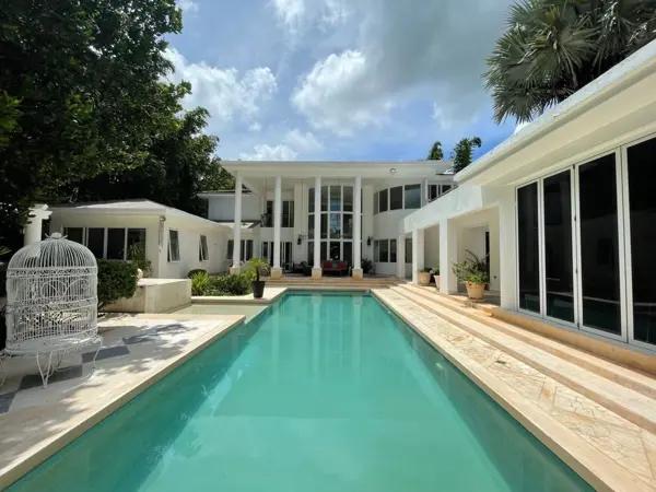 Espectacular Residencia Amueblada en Venta en Club de Golf La Ceiba