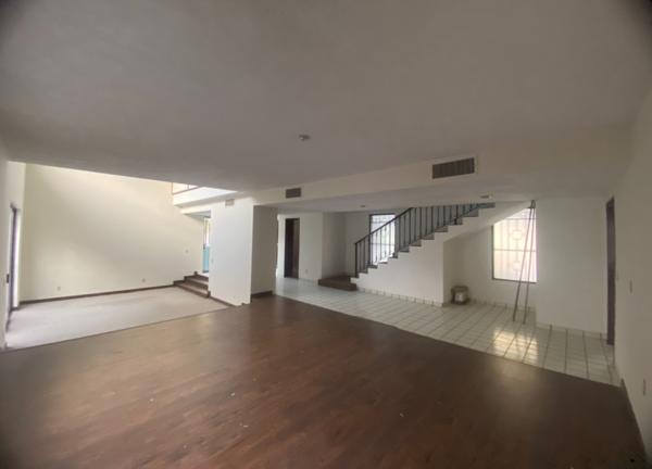 —Casa en RENTA ideal para oficinas ubicada en Col. San Isidro—