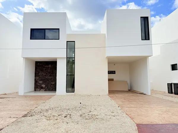 Casa(B) en Venta de 4 Recámaras + Family Room Dentro de Privada Altozano.